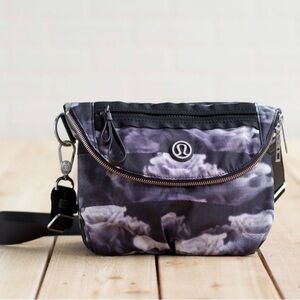 Lululemon Festival Bag * Polyester Jumbo Dream Rose Stripe Neutral Blush Black